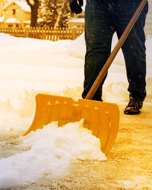 Der Winterdienst schiebt Schnee